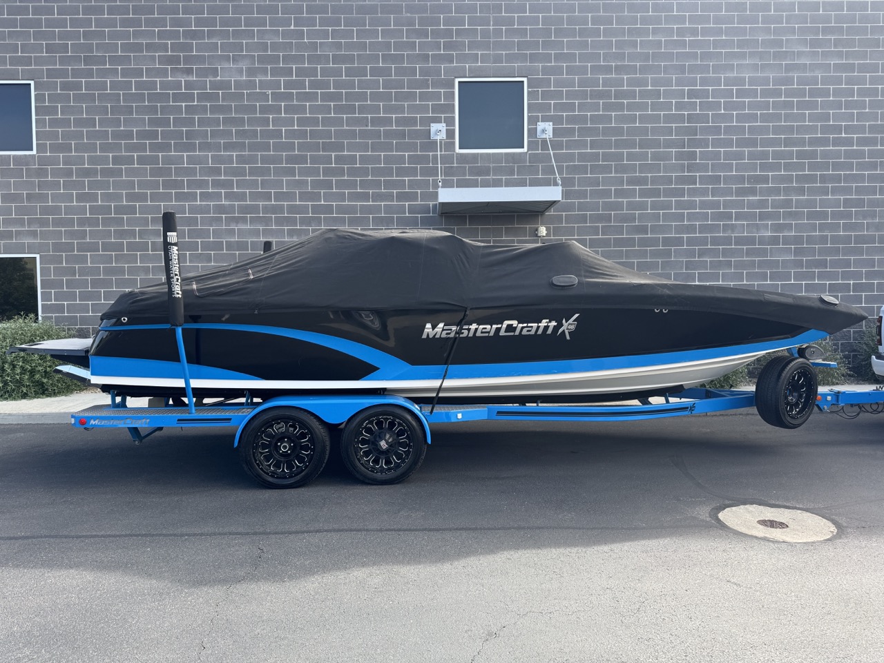 2017 Mastercraft X46 loaded with Big Motor Icon
